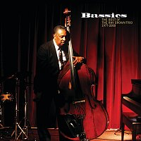 Přední strana obalu CD Bassics: The Best Of The Ray Brown Trio (1977-2000)