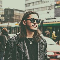 Adi L Hasla, Ike – Uhka Vai Mahdollisuus