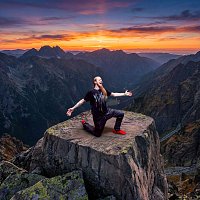 Přední strana obalu CD Leveling Mountains