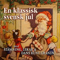 En klassisk svensk jul med stamning, lekar och dans runt granen