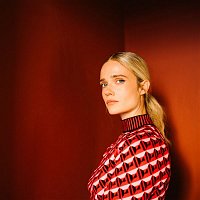Florrie – Kissing In the Cold