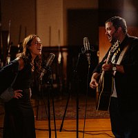 Joao Só, CAROLINA DE DEUS – Poe-Te Na Minha Pele