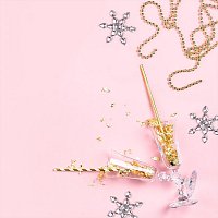 Přední strana obalu CD Hard Outer Shell