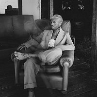 Přední strana obalu CD Bigger