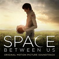 Přední strana obalu CD The Space Between Us (Original Motion Picture Score)